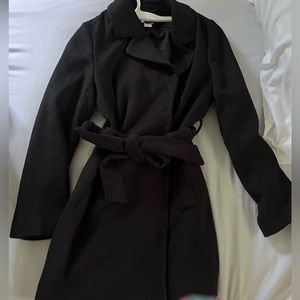 BELTED BLACK COAT WITH POCKETS